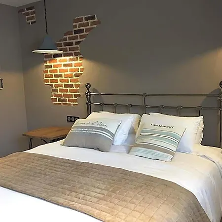 Le Clos Du Miroir Bed & Breakfast Courset