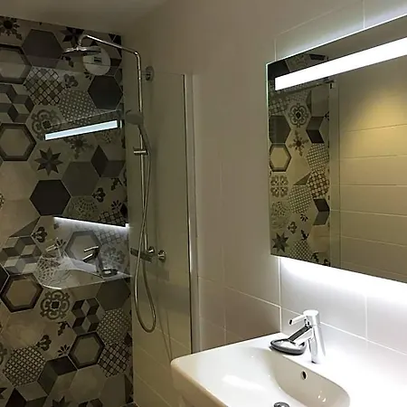 Le Clos Du Miroir Bed & Breakfast