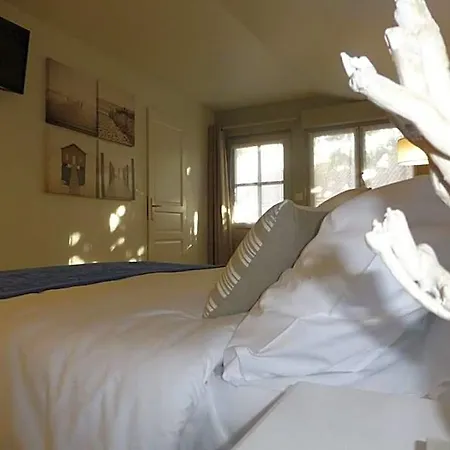 Le Clos Du Miroir Bed & Breakfast