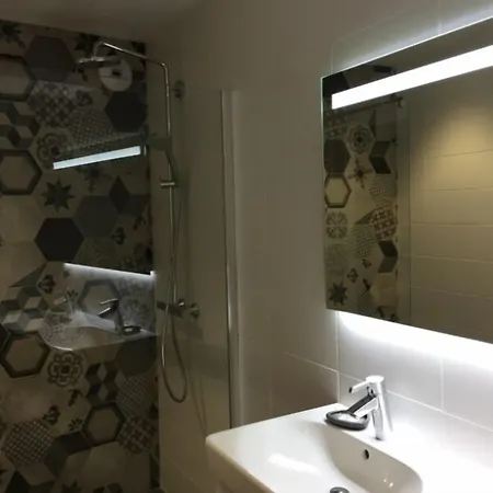 Le Clos Du Miroir 住宿加早餐酒店 3*