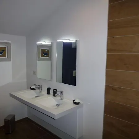 Le Clos Du Miroir Bed & Breakfast Courset