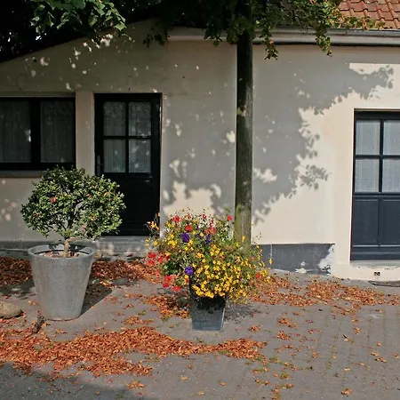 Le Clos Du Miroir Bed & Breakfast Courset