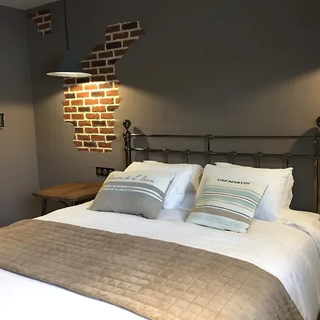 Le Clos Du Miroir Oda ve Kahvaltı 3*